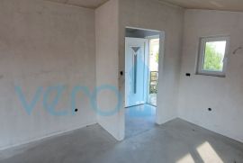 Otok Krk, uvala Soline, novi dvosoban apartman 56 m2 sa okućnicom, djelomićan pogled, prodaja, Dobrinj, Kвартира