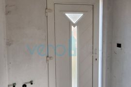 Otok Krk, uvala Soline, novi dvosoban apartman 56 m2 sa okućnicom, djelomićan pogled, prodaja, Dobrinj, Διαμέρισμα