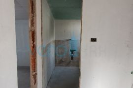 Otok Krk, uvala Soline, novi dvosoban apartman 56 m2 sa okućnicom, djelomićan pogled, prodaja, Dobrinj, Appartement