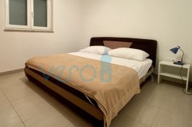 Otok Krk, Omišalj, Kuća s 4 apartmana 400m od mora, prodaja, Omišalj, House