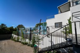Otok Krk, Malinska, Moderna samostojeća kuća s 2 stana i pogledom na more, prodaja, Malinska-Dubašnica, Maison