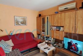 Malinska, okolica, dva stana 83 m2 sa okućnicom, parking, prodaja, Malinska-Dubašnica, Appartement