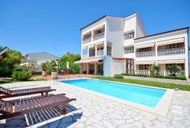 Otok Krk, Malinska, Osebujna villa s parkom i bazenom na odličnoj lokaciji, prodaja, Malinska-Dubašnica, House