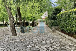 Otok Krk, Malinska, Osebujna villa s parkom i bazenom na odličnoj lokaciji, prodaja, Malinska-Dubašnica, Maison