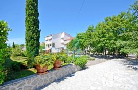 Otok Krk, Malinska, Osebujna villa s parkom i bazenom na odličnoj lokaciji, prodaja, Malinska-Dubašnica, Famiglia