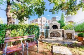 Otok Krk, Malinska, Osebujna villa s parkom i bazenom na odličnoj lokaciji, prodaja, Malinska-Dubašnica, Casa