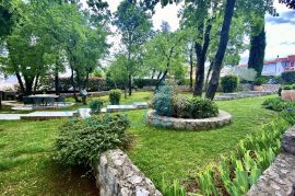 Otok Krk, Malinska, Osebujna villa s parkom i bazenom na odličnoj lokaciji, prodaja, Malinska-Dubašnica, Haus
