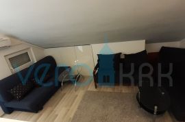 Otok Krk, grad Krk, dvojna kuća sa tri apartmana na 400m od mora, Krk, House