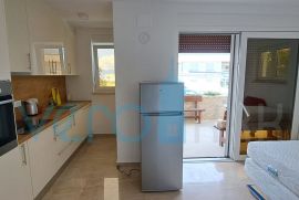 Otok Krk, Njivice, novi stan 33 m2 s pogledom na more i okućnicom, prodaja, Krk, Apartamento