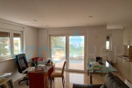 Otok Krk, Njivice, dvosoban stan 62 m2 u prizemlju s pogledom na more i okućnicom 66 m2, Krk, Appartamento