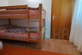 Uvala Soline, otok Krk, dvoetažni stan 89 m2 sa pogledom na more i okućnicom, Dobrinj, Apartamento