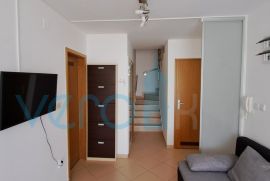 Uvala Soline, otok Krk, dvoetažni stan 89 m2 sa pogledom na more i okućnicom, Dobrinj, Appartment