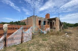 Krk, Okolica, Samostojeća kuća roh-bau na velikoj parceli s otvorenim pogledom, prodaja, Krk, Famiglia