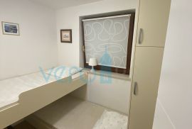 Grad Krk, okolica, samostojeća kuća sa 3 apartmana i pogledom na more, Krk, House