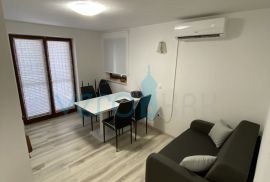 Grad Krk, okolica, samostojeća kuća sa 3 apartmana i pogledom na more, Krk, House