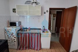 Malinska, stan u prizemlju sa terasom, 280m do mora, Malinska-Dubašnica, Appartement