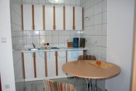 Grad Krk, Otok Krk, okolica, dva stana 71 m2 u prizemlju obiteljske kuće, prodaja, Krk, Appartment