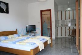 Grad Krk, Otok Krk, okolica, dva stana 71 m2 u prizemlju obiteljske kuće, prodaja, Krk, Flat