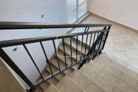 Maslenica - kuća 4 +1 apartmana, velika parcela! Pogled more!! 620000€, Jasenice, بيت