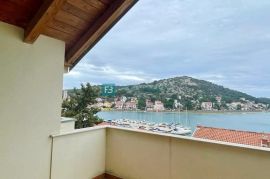 TISNO, samostojeća kuća s apartmanima, 70 m od mora, pogled na more, Tisno, Haus