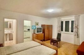 TISNO, samostojeća kuća s apartmanima, 70 m od mora, pogled na more, Tisno, Ev