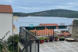 TISNO, samostojeća kuća s apartmanima, 70 m od mora, pogled na more, Tisno, Ev