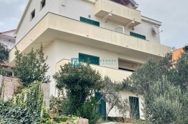 TISNO, samostojeća kuća s apartmanima, 70 m od mora, pogled na more, Tisno, Famiglia