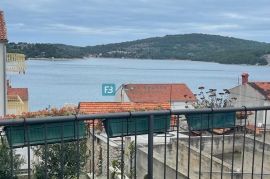 TISNO, samostojeća kuća s apartmanima, 70 m od mora, pogled na more, Tisno, Famiglia