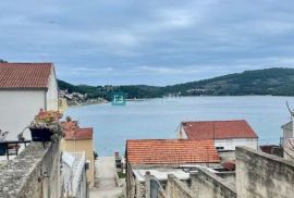 TISNO, samostojeća kuća s apartmanima, 70 m od mora, pogled na more, Tisno, Haus