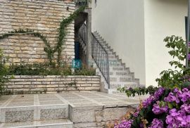 TISNO, samostojeća kuća s apartmanima, 70 m od mora, pogled na more, Tisno, Дом