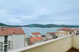 TISNO, samostojeća kuća s apartmanima, 70 m od mora, pogled na more, Tisno, Ev