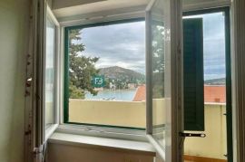 TISNO, samostojeća kuća s apartmanima, 70 m od mora, pogled na more, Tisno, Дом