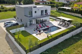 Vila Prodaje se prekrasna vila sa bazenom  u blizini Poreča, Poreč, Kuća