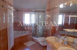 APARTMANSKA VILA S BAZENOM I POGLEDOM NA MORE, ZADAR, Zadar, Famiglia