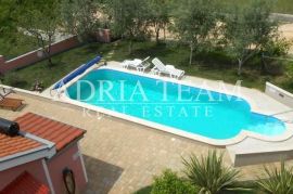 APARTMANSKA VILA S BAZENOM I POGLEDOM NA MORE, ZADAR, Zadar, Σπίτι