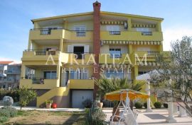 APARTMANSKA KUĆA NA SAMOJ PLAŽI, Zadar - Okolica, Haus