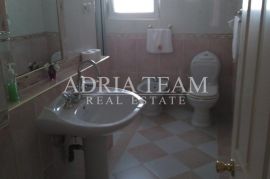 APARTMAN S VRTOM, OBNOVLJEN I PREDIVNO UREĐEN, PAG, Novalja, Διαμέρισμα