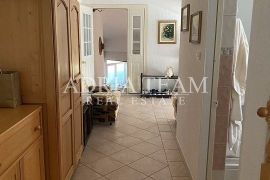 APARTMAN S VRTOM, OBNOVLJEN I PREDIVNO UREĐEN, PAG, Novalja, Διαμέρισμα