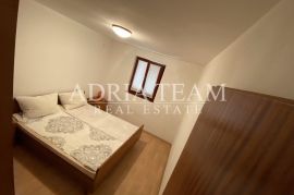 APARTMANSKA KUĆA S 6 APARTMANA, 70 M OD MORA, PAG - POVLJANA, Povljana, Σπίτι