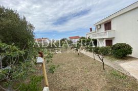 APARTMANSKA KUĆA S 6 APARTMANA, 70 M OD MORA, PAG - POVLJANA, Povljana, بيت