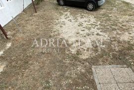 APARTMANSKA KUĆA S 6 APARTMANA, 70 M OD MORA, PAG - POVLJANA, Povljana, Famiglia