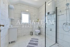 APARTMANSKA KUĆA S BAZENOM, 600 M OD MORA, GORNJI KARIN - OBROVAC, Obrovac, Maison