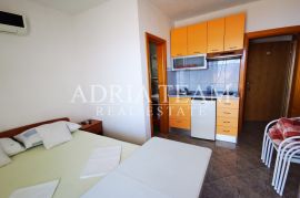 KUĆA SA 7 APARTMANA S POGLEDOM NA MORE - LOKVA ROGOZNICA, OMIŠ, Omiš, Maison