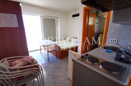 KUĆA SA 7 APARTMANA S POGLEDOM NA MORE - LOKVA ROGOZNICA, OMIŠ, Omiš, بيت