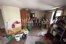 KUĆA S 3 APARTMANA I VELIKOM OKUĆNICOM - POLJANA, UGLJAN, Preko, House