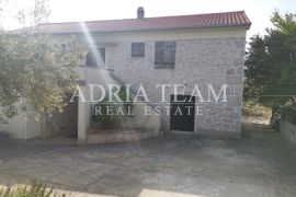 KUĆA S 3 APARTMANA I VELIKOM OKUĆNICOM - POLJANA, UGLJAN, Preko, House