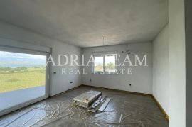 APARTMANI U STAMBENOJ ZGRADI U PRIZEMLJU, NOVOGRADNJA - VIR, Vir, Apartamento