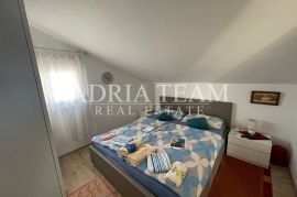 TROETAŽNI APARTMAN U STAMBENOJ ZGRADI - VRSI, Vrsi, Daire