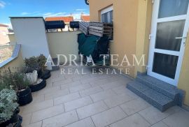 TROETAŽNI APARTMAN U STAMBENOJ ZGRADI - VRSI, Vrsi, Apartamento