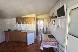 APARTMANSKA KUĆA S 5 APARTMANA, 170 M OD MORA, VIR - ZADAR, Vir, Дом